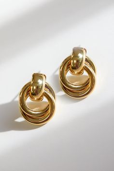 Our Jon Richard Gold Plated Knotted Door Knocker Earrings are a must-have in your jewellery box this season. These earrings can be worn separately or layered with other pieces. The perfect gift for yourself or a loved one. Door Knocker Earrings, Jewelry Knots, Gold Jewelry Sets, Pierced Jewelry, Classy Jewelry, Door Knocker, Sell Gold, Door Knockers, Silver Pieces