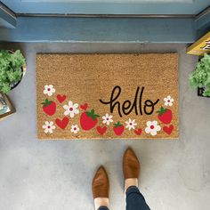 Doormat - Strawberry Doormat With Flowers Spring Doormat Diy, Summer Door Mat Diy, Spring Door Mat Ideas, Doormat Ideas Easy Diy, Door Matts Ideas Diy, Painted Welcome Mat, Fun Door Mats, Strawberry Doormat, Doormat Painting Ideas