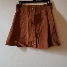 Adorable Forever 21 Pigskin Leather Suede Mini Skirt In A Medium Brown. Skater Style. Features 6 Functional Snaps. Perfect Style For That Layered Fall Look Or Your Next Country Concert! Juniors Small: Waist: 26" Length: 16.5" Nwt - Perfect Unused Condition! Suede Mini Skirt, Country Concerts, Country Concert, Forever 21 Skirts, Skater Style, Pig Skin, Perfect Style, Fall Looks, Medium Brown