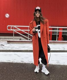 Kim Style, Orange Coat, Winter Fashion Outfits Casual, Stylish Work Attire, Street Style Winter, Street Style Inspiration, Sporty Outfits