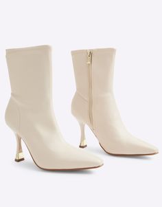 Zapatos de River Island Puede provocar cumplidos Cierre de cremallera lateral Puntera en punta Tacón acampanado Heeled Sock Boots, Cream Boots, Cream Heels, Sock Boots, Trainer Heels, Socks And Heels, Faux Leather Heels, White Trainers, Leather Dresses