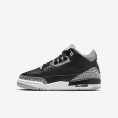 Cool colors and classic details give this AJ3 a fun, throwback look. It's modeled after MJ's game shoe from the '80s—complete with the iconic elephant print leather—so you'll be walking in the footsteps of a legend. Retro 3, Jordan Model, Jordan 3 Retro, Jumpman Logo, Air Jordan 3 Retro, Air Jordan Sneakers, Air Jordan 3, Kids Jordans, Jordan 3