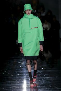 The complete Prada Fall 2018 Ready-to-Wear fashion show now on Vogue Runway. Annie Oakley, 2018 Runway, Prada Fashion, Chic Coat, Catwalk Fashion, Womens Fashion Edgy, Activewear Fashion