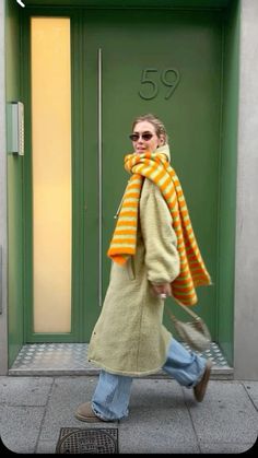 Brunch Outfit Streetwear, Swedish Womens Fashion, Copenhagen Street Style Fall 2023, Copenhagen Street Style 2023, Copenhagen Style Fall 2023, Artsy Winter Outfits, How To Style Sweaters, Copenhagen Street Style Winter, Knitted Street Style