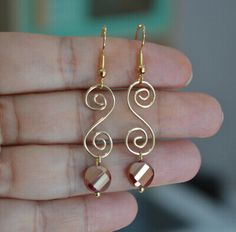 Kidney Ear Wire Earrings Diy, Wire Jewelry Designs Earrings, Beading Jewelry Ideas, Simple Wire Earrings, Wire Jewelry Ideas, Handmade Wire Earrings, Wired Jewelry, Wire Wrap Earrings, Red Bead Earrings