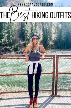 A blonde woman is leaning against a chain fence with a stream and trees behind her in Yellowstone National Park. She is wearing a hiking outfit consisting of a backwards hat, tank top, sweatshirt wrapped around her waist, black leggings and hiking boots. Grand Canyon Outfit, Summer Hiking Outfit Women, Outdoor Camping Outfits, Tacky Tourist, Hiking Outfits For Women, Outdoorsy Outfits, Wander Outfit, Tourist Outfit, Camping Outfits For Women