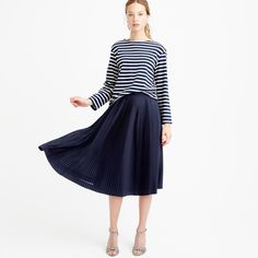 Meet The Swishy Midi Skirt You'll Want To Wear With Everything. Even Better? This Special Poly Fabric Holds Pleats Like A Dream (Even After A Trip To ... This Skirt Is Perfect For Casual To Formal Outfits. Hands Fashion, Navy Pleated Skirt, Winter Basics, Breton Top, Ss 2024, Outfit Boho, Solid Skirt, Skirt With Buttons, Skirt Style