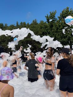 soap foam party, summer, bucket list, soap bubbles Activities With Friends Summer, Bubble Pool Party, Pool Party Ideas For Teens, Foam Pool Party, Summer Camp Checklist, Pack For Summer Camp, Summer Camp Vibes, Summer Camp Packing, Camp Packing List