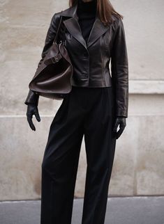 Leather Gloves Outfit, Sweden Summer, Black Monochrome, Leather Jacket Brown, Outfit Elegantes, Office Siren, Leather Jacket Outfits, Jacket Outfit, Mode Inspo