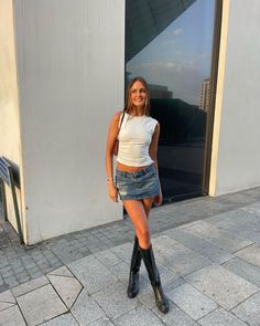 Life recently🧸🧺🤎 | Instagram Denim Mini Skirt Outfit Spring, Summer Miniskirt Outfits, Jean Skirt Going Out Outfit, Denim Skirt Going Out Outfit, Jean Miniskirt Outfits, Chill Bar Outfit, La Outfits Summer, Spain Spring Outfits, Cool Going Out Outfits