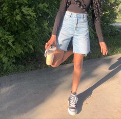 Casual Long Shorts, Knee Shorts Outfits Aesthetic, Mid Length Shorts Outfits Aesthetic, Bermuda Shorts Aesthetic, Bermuda Shorts Outfit 2023, Knee Length Shorts Outfits Summer, Black Converse Outfit Ideas Summer, Summer Outfits Black Converse, Cute Bermuda Shorts Outfit