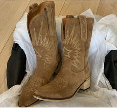 Olivia Mark - Vintage Western Embroidered Cowgirl Boots with Long Shaft, Chunky Heel, and Suede Finish Khaki Heels, Cowboy Ankle Boots, Botas Chelsea, Boots Cowboy, Suede Fashion, Point Shoes, Spike Heels, Cowboy Style, Women Boots