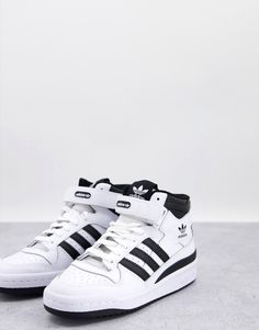 Baskets par adidas Cet article n'est pas inclus dans les promos Modèle montant Fermeture avec lacets Bride adhésive Languette et cheville rembourrées Griffe adidas emblématique Semelle extérieure en caoutchouc résistant Base texturée antidérapante Adidas Forum High, Adidas Shoes High Tops, Sweat Adidas, Adidas High, Adidas High Tops, Mid Sneakers, Adidas Branding