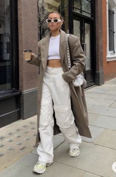 Cargo Pants Outfit Winter, What To Wear With Cargo Pants, Outfits With Cargo Pants, Cargo Pants Women Outfit, How To Style Cargo Pants, Cargo Outfit, White Pants Outfit, Cargo Pants Style, Cargo Pants Outfits