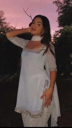 Patiala Suit Ideas, 90s Chudidar, Patiala Suit Designs Party Wear Punjabi Wedding, Aesthetic Indian Outfit Simple, Simple Punjabi Suit Ideas, Patiala Dress Designs, Simple Indian Outfits Casual, Pose In Indian Outfit, Suit Aesthetic Indian