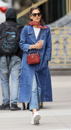 Denim Long Coat Outfit, Denim Trench Coat Street Style, Denim Trench Coat Outfit Street Chic, Denim Long Jacket Outfit, Blue Jean Coat Outfit, Long Denim Coat Outfit, Denim Duster Outfits, Denim Dress Street Style, Long Denim Jacket Outfit