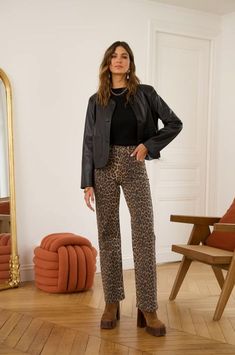 Print Jeans Outfit, Outfit Dinner, Leopard Print Jeans, Parisienne Chic, Leopard Shoes