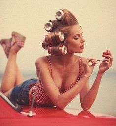 Hair In Rollers, Pin Up Photos, Daily Beauty Routine, Life Hacks Beauty, Shotting Photo, Rockabilly Pin Up, Look Retro, Foto Poses, Retro Mode