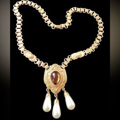 In Excellent Vintage Condition. Gold Cream, Vintage Victorian, Cream And Gold, Jewelry Vintage, Vintage Gold, Womens Jewelry Necklace, Vintage Ladies, Pearl Necklace, Vintage Jewelry