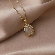 Colar Tulipa Ouro com Cristal Padova Joias South Korea Fashion, Durango Mexico, Sweet Fragrance, Pendant Necklace Simple, Classy Jewelry, Necklace Simple, Fancy Jewellery, Fancy Jewelry, Korea Fashion