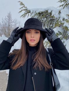 Snow Fall Outfit Women, Hat Women Winter, Winter Hats Women, Winter Hat Outfits For Women, Winter Hats Outfit, Winter Outfits Hat, Hat Looks For Women, Prada Chunky Boots, Photo In Snow