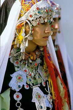 Morocco Girls, Boho Hippie Fashion, Popular Costumes, Moroccan Clothing, Moroccan Jewelry, Moroccan Women, Hippie Fashion, Moroccan Culture, Historical Women