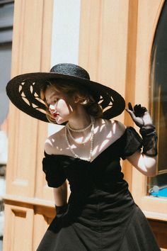 Our big black straw hat has a classically elegant form, yet our handcrafting process makes it an absolutely unique piece. The big brim, hand woven of highest quality Spanish black straw, gives it a spectacular, extravagant yet a very classic look. Given that the brim is hand formed, every single piece is like no other. The hat's diameter amounts cca 55 cm / 21.5 inches, and the crown is deep (8-9 cm / 3-3.5 inches), so it is very comfortable to wear, a perfect choice even for windy days. All pie Cute Beret, Black Straw Hat, Veiled Hats, Royal Ascot Hats, Black Fascinator, Couture Hats, Ascot Hats, Elegant Black Dress, Cottagecore Style