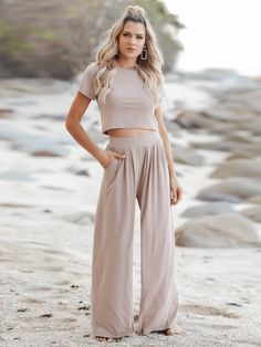 Taupe Pant Suits For Women, Wide Leg Pants Outfits, Leg Pants Outfit, Pantsuits For Women, Loose Fitting Tops, Pantalon Large, Fashion Pattern, Suit Fashion, Outfit Casual