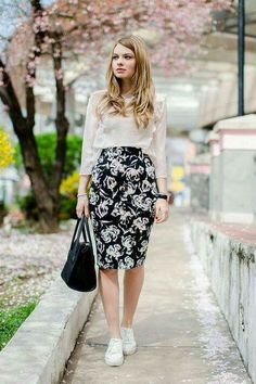 Floral Skirt Outfits, Áo Blu, Skirt And Sneakers, Modest Clothing, Outfit Trends, Pink Blossom, Style Chic, Print Blouse, Style Blog