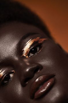 Metallic Makeup Looks, Khoudia Diop, Fairy Makeup Tutorial, Chrome Makeup, Metallic Eye Makeup, Makeup History, Metallic Makeup, Metallic Eyes, Metallic Lipstick