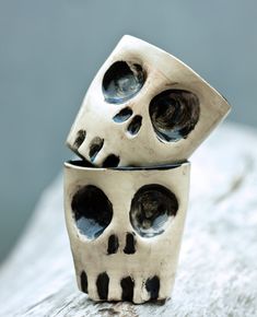 Beginner Clay Sculpting Ideas, Mug Sculpture Art, Mug Clay Ideas, Nature Ceramics Ideas, Halloween Ceramics Ideas Diy, Spooky Ceramic Ideas, Cool Ceramics Ideas, Gothic Pottery Ideas, Ceramic Halloween Ideas