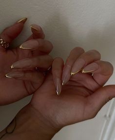 Almond Nails Clean Girl, Gold Crome Nails French Almond, Stiletto Vs Almond Nails, Beige Acrylic Nails Design, Nails Acrylic Pointed, Simple Almond Nails Designs Neutral, Minimal Gold Nails, Clean Girl Almond Nails, Elegant Almond Nails Classy 2024