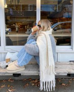 #outfits #outfitstyle #outfitoftheday #style #fashion #aesthetic #aestheticoutfit #autumn #fallfashiontrends #falloutfitideas #winter #winteroutfit #winteroutfitideas How To Wear A Blanket Scarf, Warm Fall Outfits, Uggs Outfits, Nyc Outfits, Uggs Outfit, Cold Outfits, Sweater Layering, Winter Fits, Blanket Scarf