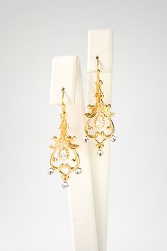 Boucles d'oreilles pendantes or baroques Elegant Wedding Jewelry, Romantic Classic, Gold Crystals, Romantic Earrings, Style Baroque, Back Necklace, Baroque Style, Bridal Look, Baroque Fashion