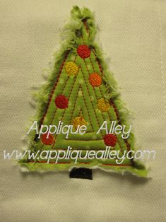 RAGGY CHRISTMAS TREE Winter Applique Designs, Santa Applique Pattern Free, Christmas Applique Templates, Free Applique Patterns Templates, Appliqué Shirts, Christmas Applique Patterns, Christmas Tree Applique, 4h Projects, Christmas Applique Designs