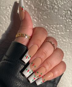 Mistletoe French Tip Nails, Black Acrylic Designs, Mistletoe Nails, Short Winter Nails, Art To Try, Nails Funky, 2025 Trends, Tapered Square Nails, Short Coffin