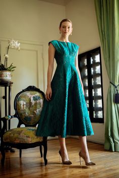 Barbara Tfank Resort 2023 Fashion Show Collection: See the complete Barbara Tfank Resort 2023 collection. Fit And Flare Dress Formal, Resort 2023 Fashion, Teal And Silver, Exclusive Gowns, Dreamy Gowns, Resort 2023, Structured Dress, Brocade Dresses, Royal Outfits