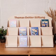 there are many books on the shelf in front of this sign that says thomas - dehler - stifung