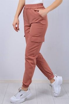 Cargo Pants Women Outfit, Textile Pattern Design Fashion, Blouse Casual Fashion, Muslim Outfits Casual, Cargo Pants Outfit, Trendy Dress Outfits, Casual Day Outfits, Crop Top Outfits, Simple Trendy Outfits