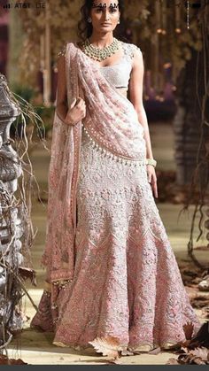 Chuni Styles, Reception Lengha, Indowestern Fashion, Lengha Design, Designer Lehnga Choli, Langa Voni, Saree Drape, Dinner Gowns, Floral Lehenga