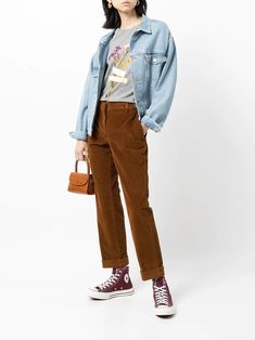 Courdory Pants Outfits Brown, Dark Brown Courdory Pants Outfit, Camel Corduroy Pants Outfits, What To Wear With Brown Corduroy Pants, Brown Cords Outfit, Brown Pants Street Style, Brown Corteroid Pants Outfit, What To Wear With Brown Jeans, Brown Corduroy Pants Outfit Women