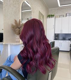 Pelo Color Vino, Violet Hair Colors, Wine Hair Color, Red Hair Inspiration, Wine Hair, Red Hair Inspo