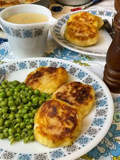 some food is sitting on a plate with green peas