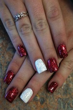 The Christmas Edit: Christmas Nail Designs Christmas Shellac, Glitter Wallpaper Iphone, Nails Holiday, Christmas Nails Acrylic, Nails Simple