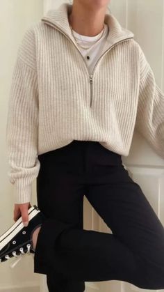 Does the perfect effortlessly stylish and comfy winter 2022 outfit exist? Why yes, yes it does. Here are 15 trendy chic and simple everyday casual winter outfits I’ve found for winter 2022 plus exactly how to recreate these looks on a budget! Women's winter inspiration ideas for leggings outfit #fashion #style #fallstyle #winterstyle inspo #ootd #blogger 2023 Outfits, Thanksgiving Outfit Ideas, Black Kitten Heels, Outfits To Copy, Comfy Winter, Skandinavian Fashion, Winter Fashion Outfits Casual, Fall Events