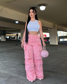 Pink Baggy Pants For The Spring Time Are Such A Vibe💁‍♀️ Outfits With Pink Cargo Pants, Pink Cargos Outfit, How To Style Pink Pants, Baddie Fashion Outfits, Fashion Nova Outfits Ideas, Pink Streetwear Outfit, Mummy Jeans, Cute Outfits Baddie, Lily High Rise Cargo Jeans