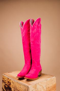 Western Shoes, Womens Cowgirl Boots, Leg Model, Western Style Outfits, Pink Cowgirl, Cowgirl Boot, Shoe Inspo