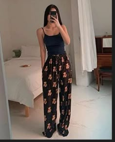 Cute Pajamas Sweatpants, Cute Pyjamas Long Pants, Womens Pajamas Aesthetic, Pretty Pajamas Women, Female Pajamas Aesthetic, Comfy Outfits Pajamas, Crop Top And Pajama Pants, Styling Pj Pants, Pejamas Girl