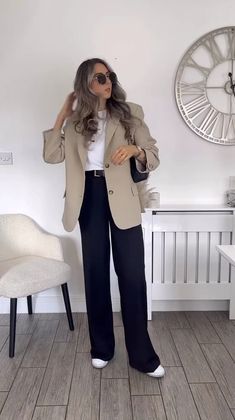 Jeans Semi Formal Outfits Women, Comfy Office Outfits Women, Store Manager Outfit, How To Style A Beige Blazer, Chic Work Outfits Women Winter, Clinical Psychologist Outfit, Bussines Women Outfits, Architect Outfit Women Construction, Light Beige Blazer Outfit