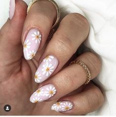 Floral Nails Το πιο ανοιξιάτικο σχέδιο στα νύχια σου Daisy Nail Art, Floral Nail Designs, Daisy Nails, Flower Nail Designs, Minimalist Nails, Manicure Y Pedicure, Nail Designs Spring, Pretty Acrylic Nails, Floral Nails